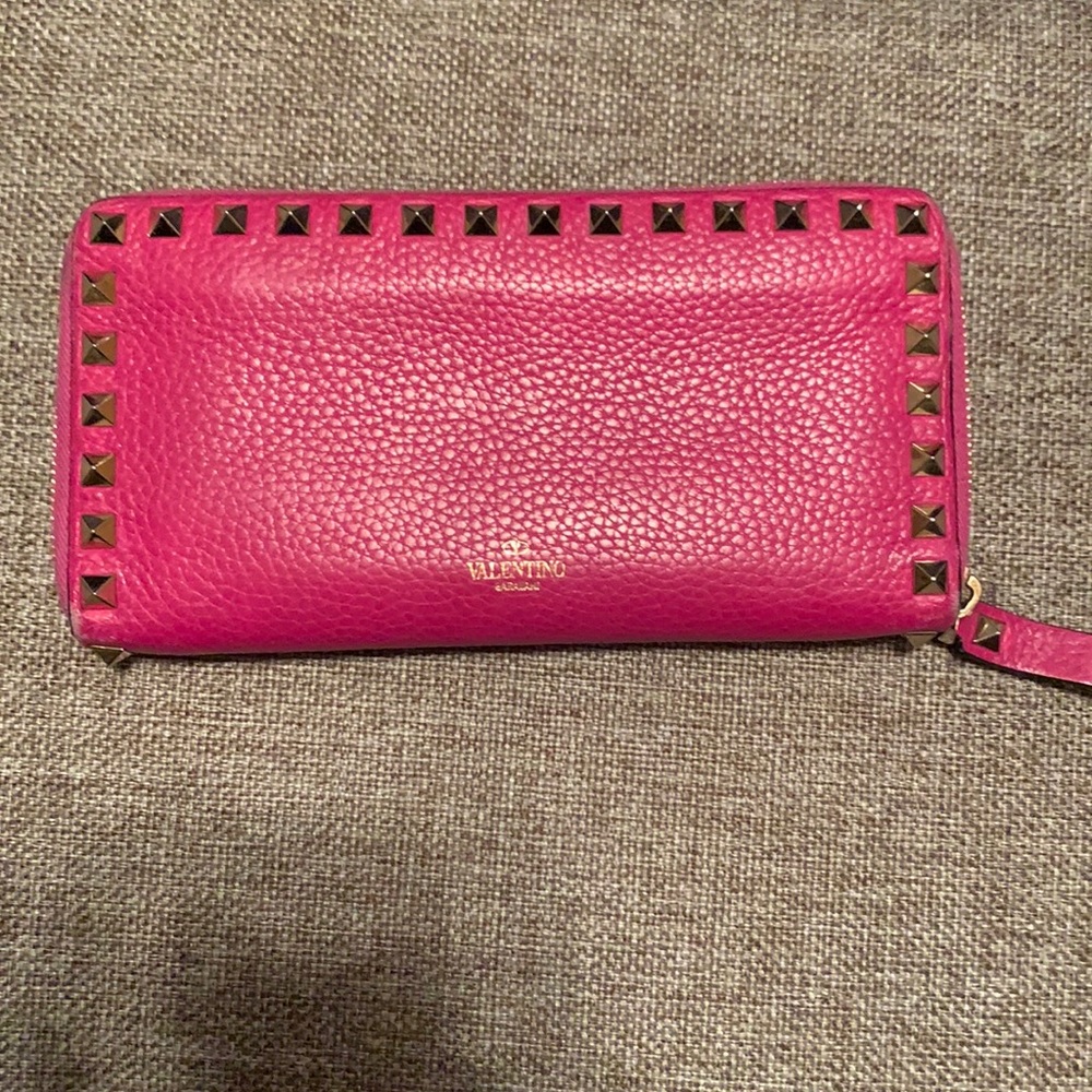 VALENTINO HOT PINK LEATHER ROCKSTUD ZIP AROUND WALLET